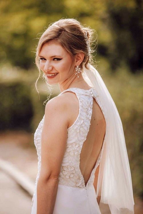 Maßgeschneidertes Brautkleid mit spitzem Rückenausschnitt