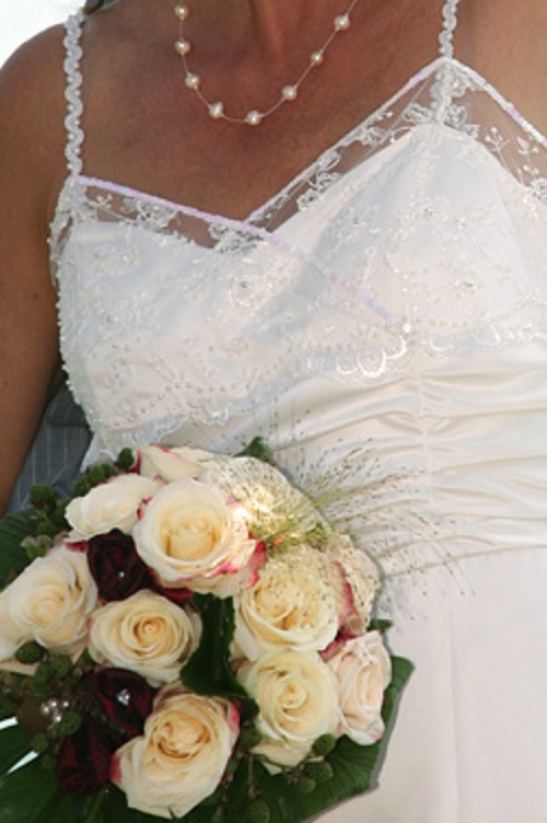 Maßgeschneidertes Brautkleid mit feiner Spitze am Dekolletée